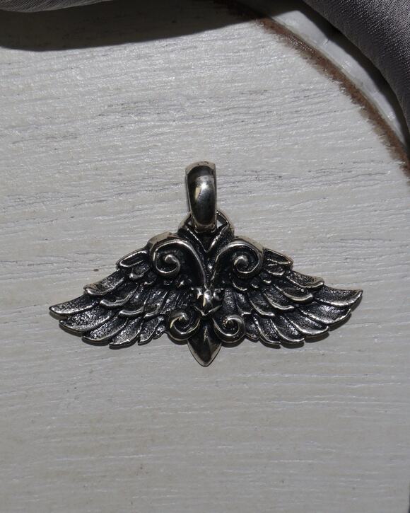 Unbranded Jewelry - Angel Wings With Fleur De Lis Sterling Silver Pendant 6.3G / 1in